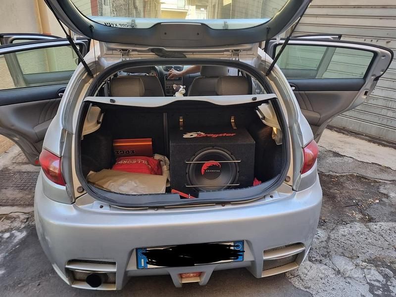 Usata Alfa Romeo 147 Exclusive 116 CV (85 kW) 2004 Grigio Utilitaria