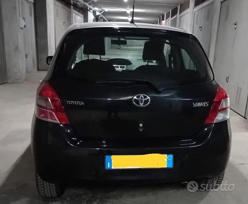 Usata Toyota Yaris Sol 90 CV (66 kW) 2010 Nero Utilitaria