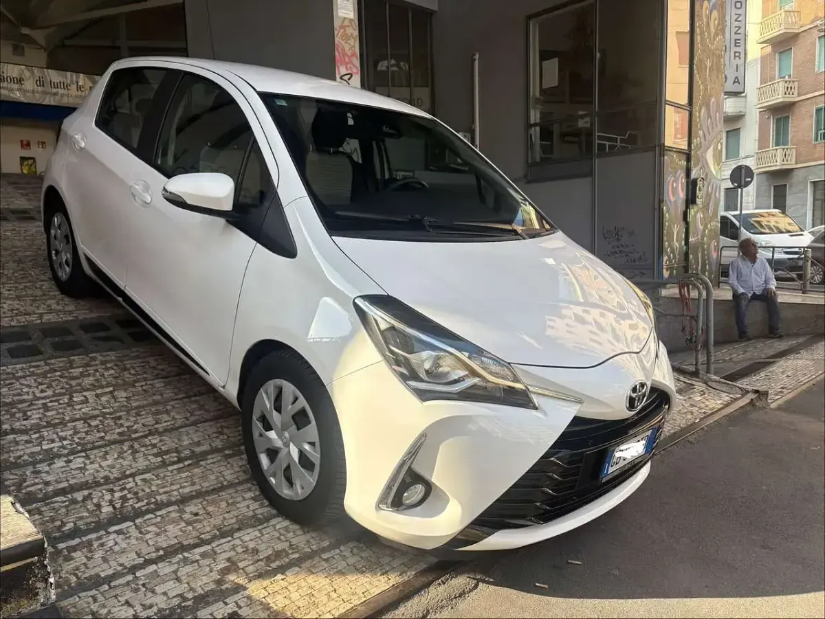 Usata Toyota Yaris Lounge 72 CV (52 kW) 2020 Bianco Berlina
