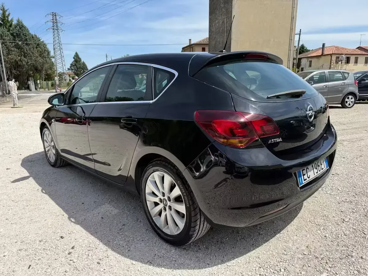 Usata Opel Astra 125 CV (91 kW) 2010 Nero Berlina