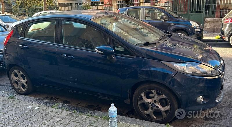 Usata Ford Fiesta 96 CV (70 kW) 2012 Blu Utilitaria