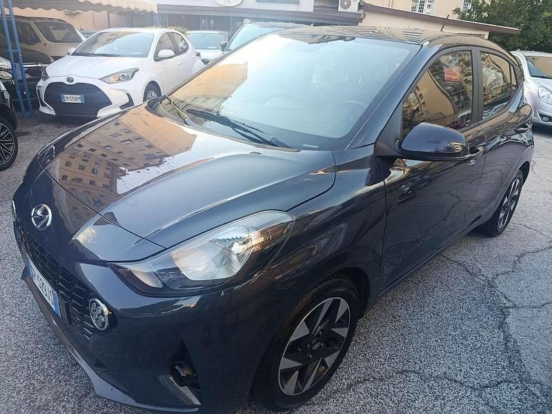 Blu/azzurro Usata 2023 Hyundai i10 Due volumi | 12.500 € (Buon prezzo) - Immagine 1/4