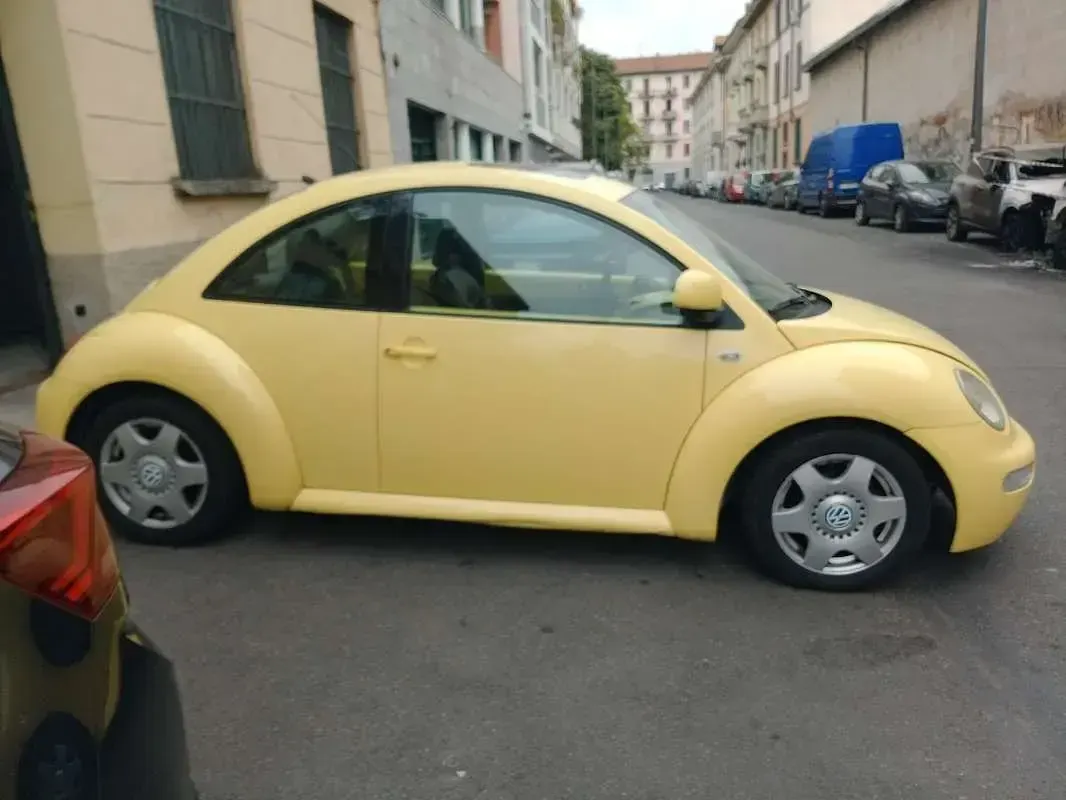 Usata VW New Beetle 116 CV (85 kW) 1999 Giallo Utilitaria