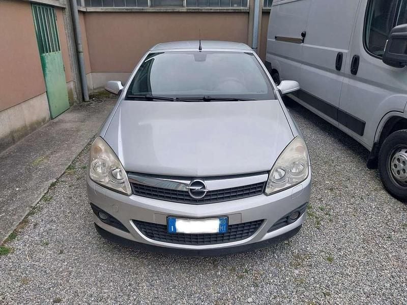 Usata Opel Astra Cabriolet Enjoy 116 CV (85 kW) 2008 Argento Cabrio