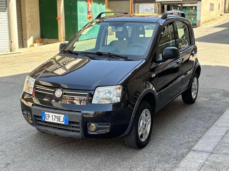 Nero Usata 2012 Fiat Panda 4x4 Climbing Due volumi | 6000 € (Buon prezzo) - Immagine 1/4
