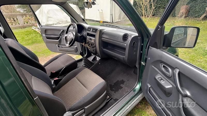 Usata Suzuki Jimny 85 CV (62 kW) 2012 Verde SUV