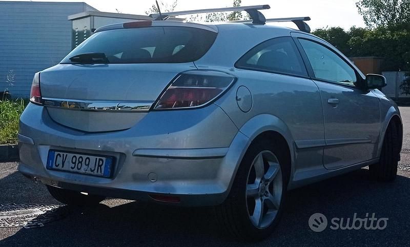 Usata Opel Astra GTC Enjoy 101 CV (74 kW) 2005 Grigio Berlina