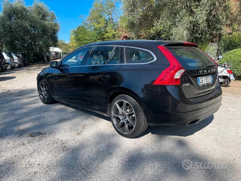Usata Volvo V60 Kinetic 120 CV (88 kW) 2016 Nero Station wagon