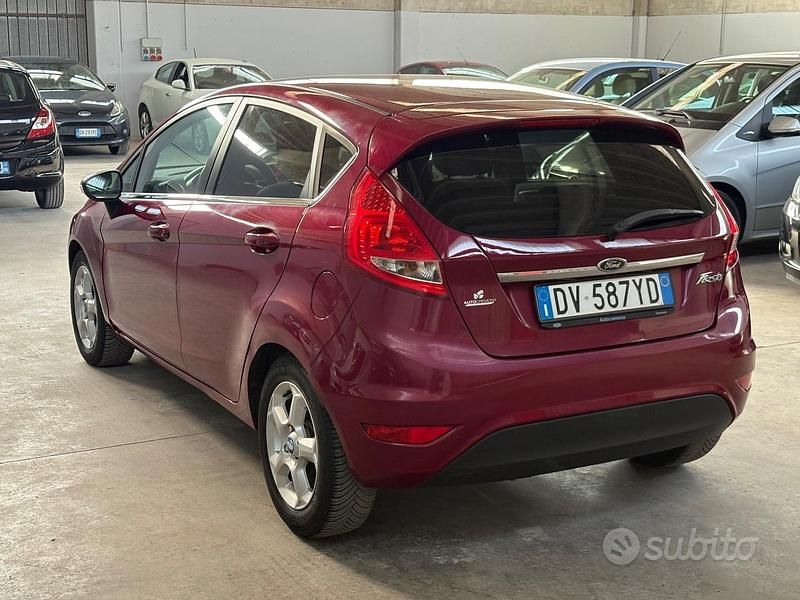 Usado Ford Fiesta Titanium 92 HP (67 kW) 2010 Roxo Citadino