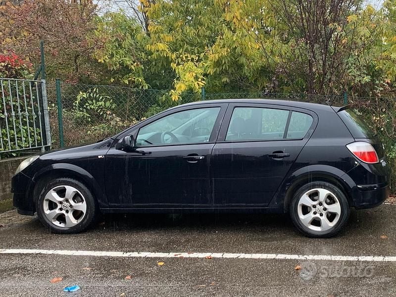 Nero Usata 2004 Opel Astra Tre volumi | 200 € (Super prezzo) - Immagine 1/4