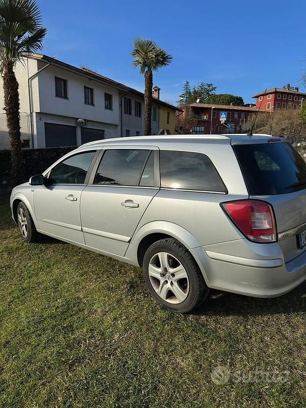 Usata Opel Astra 110 CV (80 kW) 2009 Grigio Station wagon