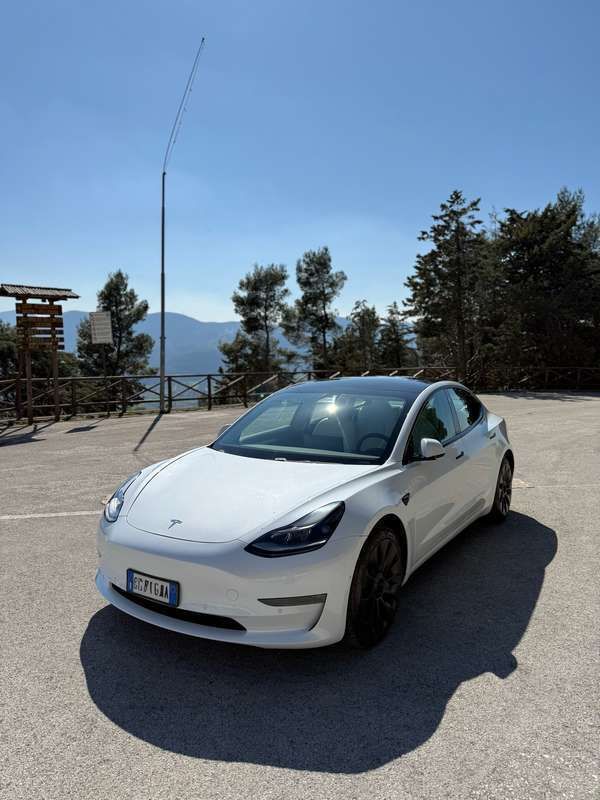 Bianco Usata 2021 Tesla Model 3 Long Range AWD Tre volumi | 22.900 € (Buon prezzo) - Immagine 1/4