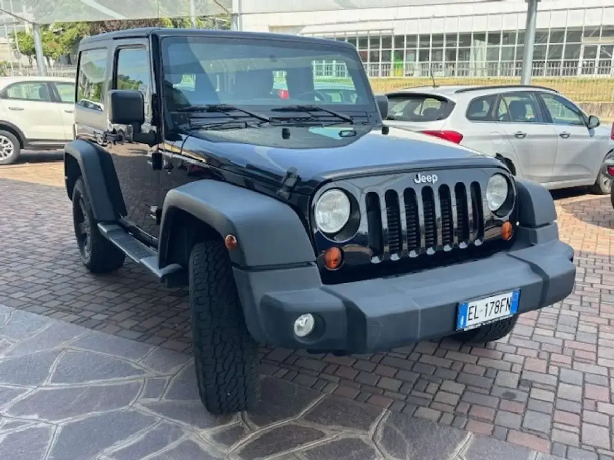 Usata Jeep Wrangler Sahara 200 CV (147 kW) 2012 Nero SUV