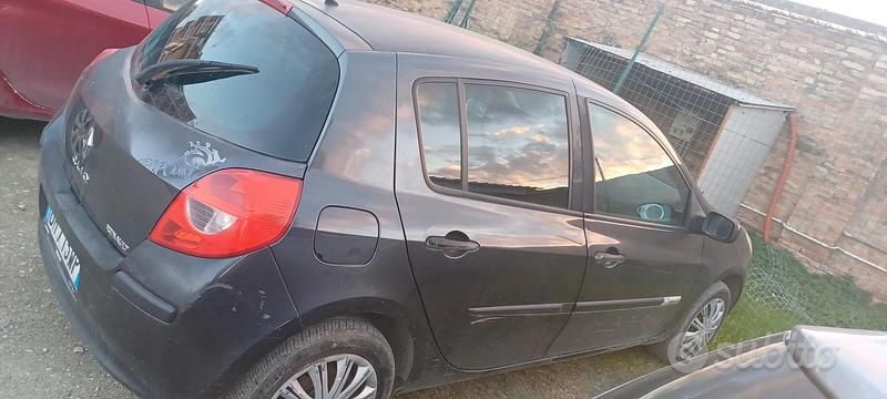 Usata Renault Clio II 70 CV (51 kW) 2006 Grigio Berlina