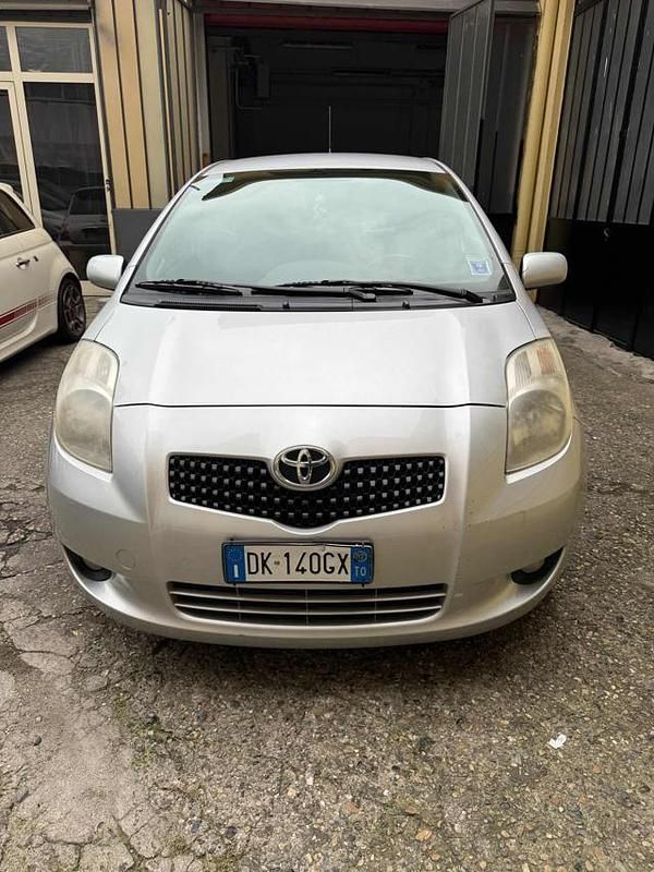 Usata Toyota Yaris Sol 90 CV (66 kW) 2007 Grigio Berlina
