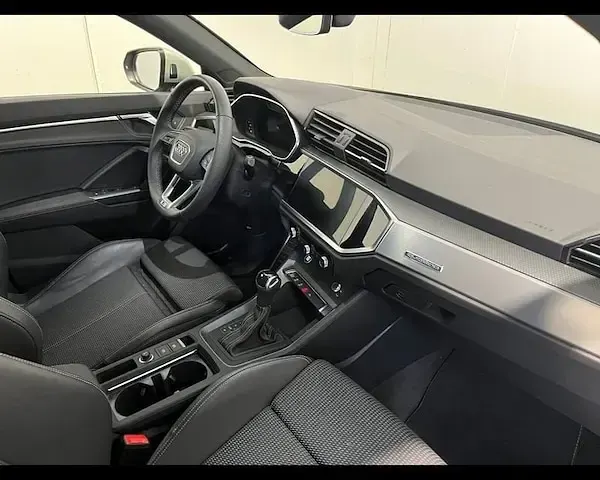 Usata Audi Q3 Sportback S-Line 193 CV (141 kW) 2025 Argento rugiada metallizzato SUV