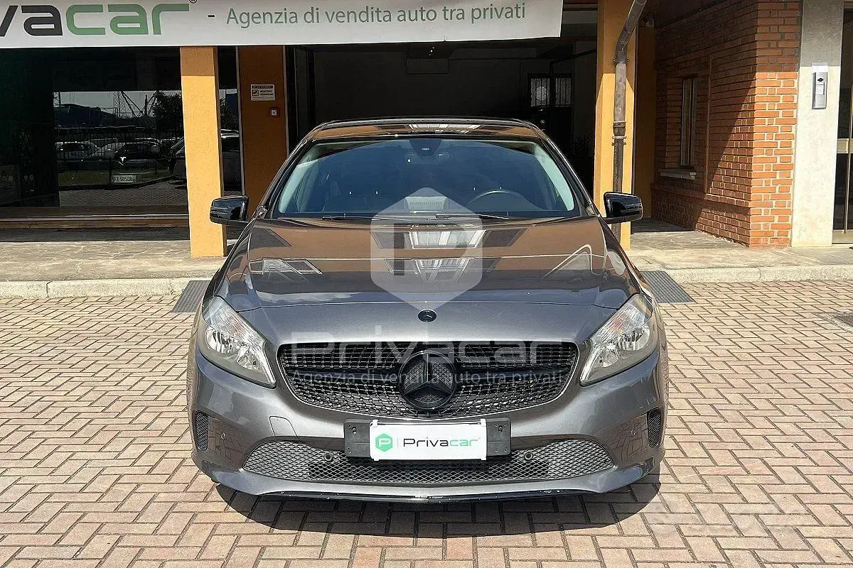Usata Mercedes A180 Business 122 CV (89 kW) 2017 Grigio Utilitaria