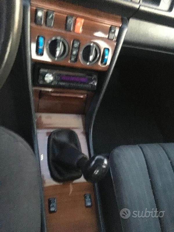 Usata Mercedes E250 90 CV (66 kW) 1985 Marrone Berlina