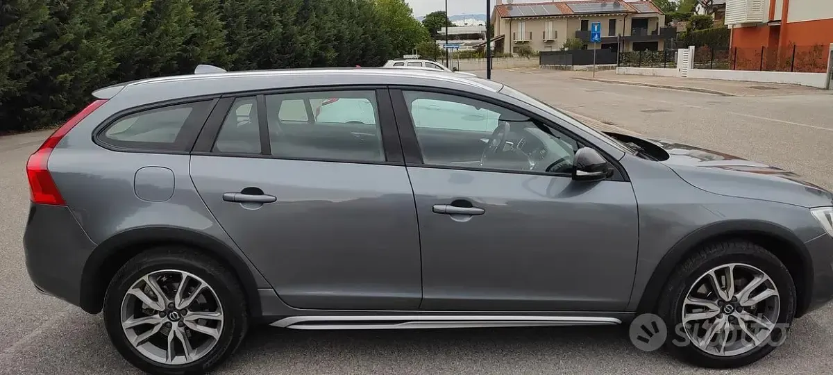Usata Volvo V60 CC Business Edition 150 CV (110 kW) 2018 Grigio Station wagon