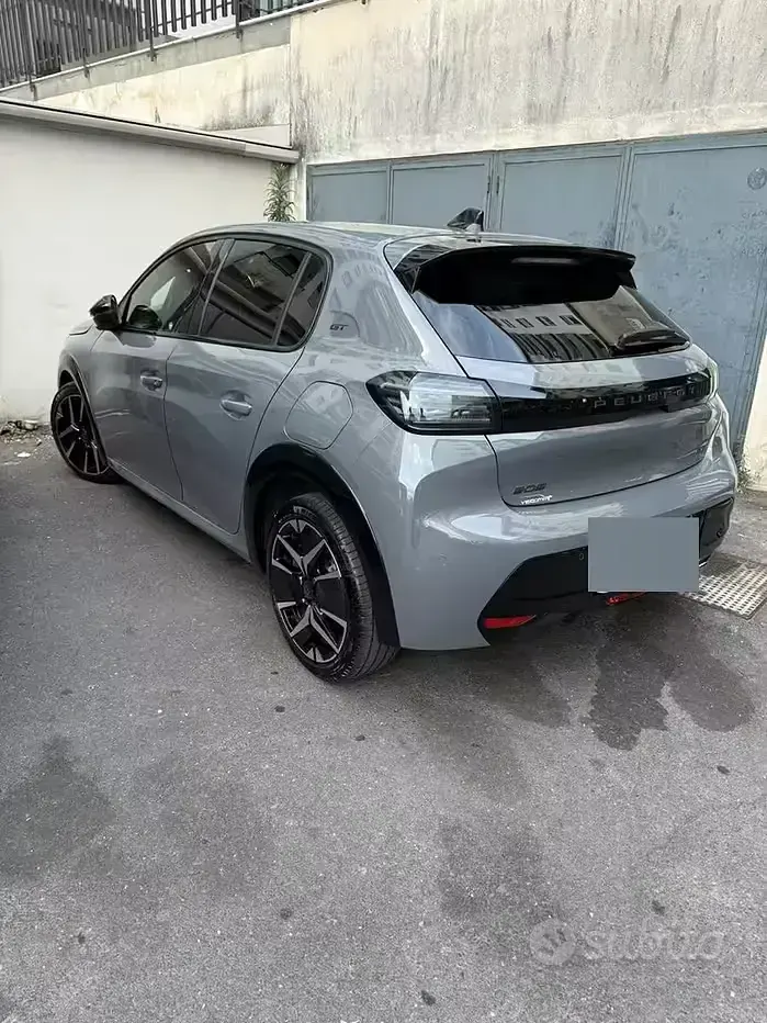 Usata Peugeot 208 GT-line 101 CV (74 kW) 2024 Grigio Utilitaria