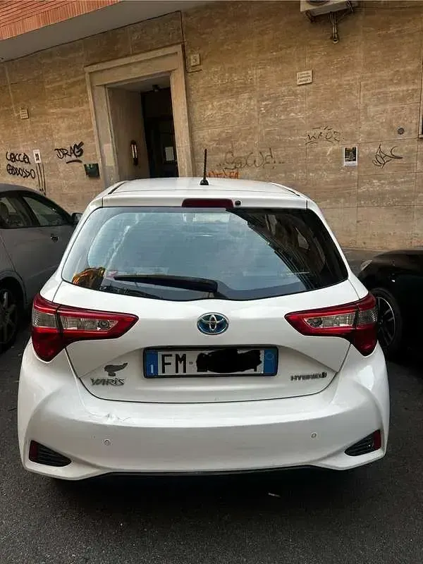 Usata Toyota Yaris Hybrid Business Edition 73 CV (53 kW) 2017 Berlina