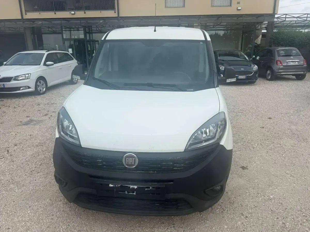 Usata Fiat Doblò Lounge 105 CV (77 kW) 2022 Bianco Monovolume