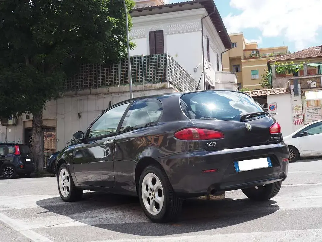 Usata Alfa Romeo 147 Progression 105 CV (77 kW) 2007 Grigio Utilitaria