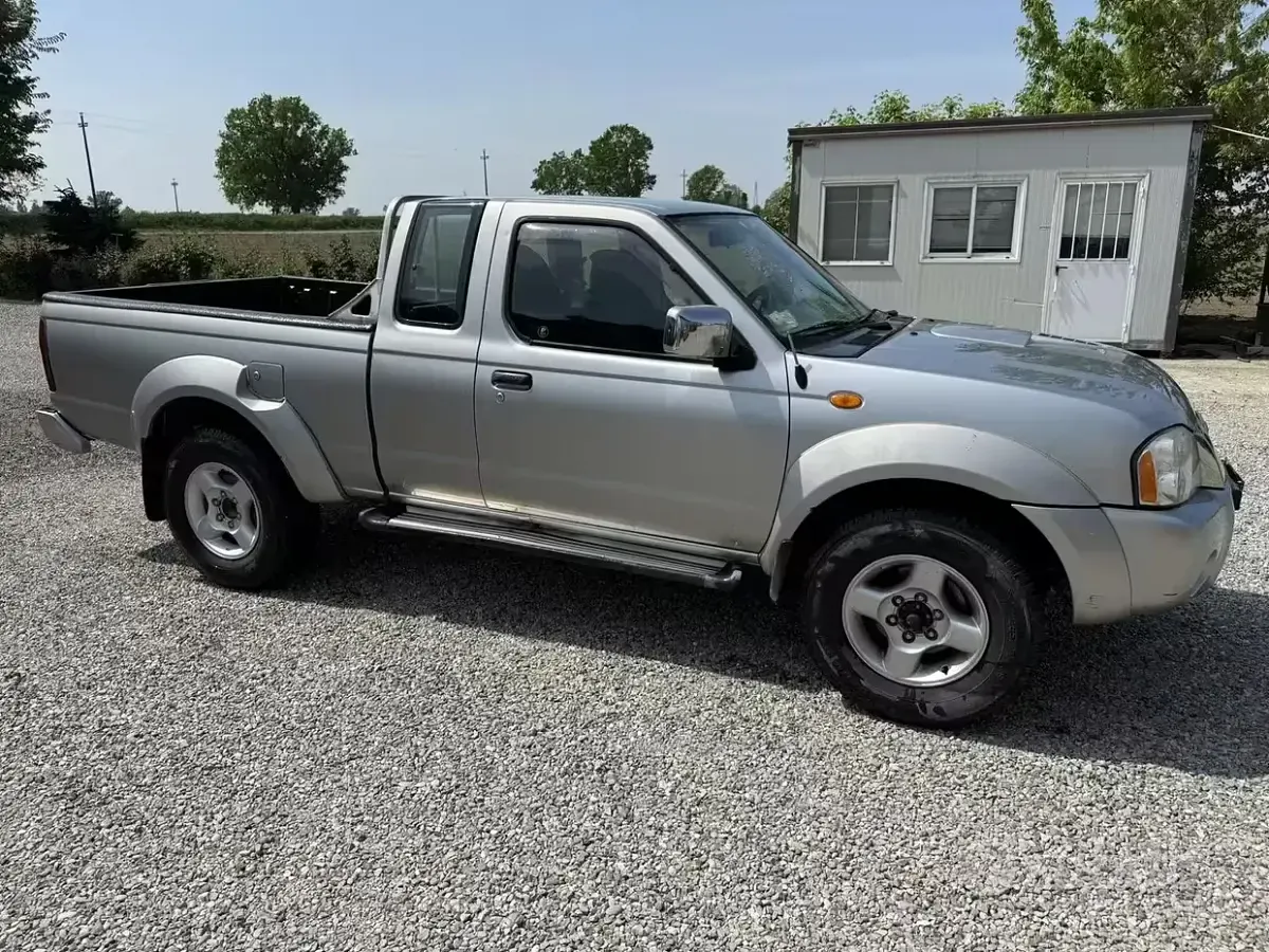 Usata Nissan Navara 133 CV (97 kW) 2003 Grigio Pick-up