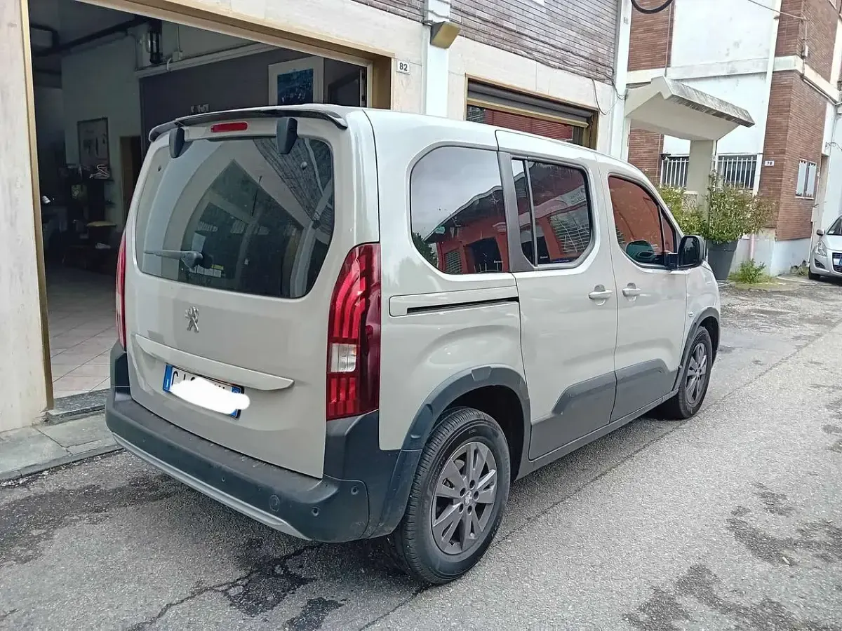 Begagnad Peugeot Rifter 131 HK (96 kW) 2022 Grå Minibuss