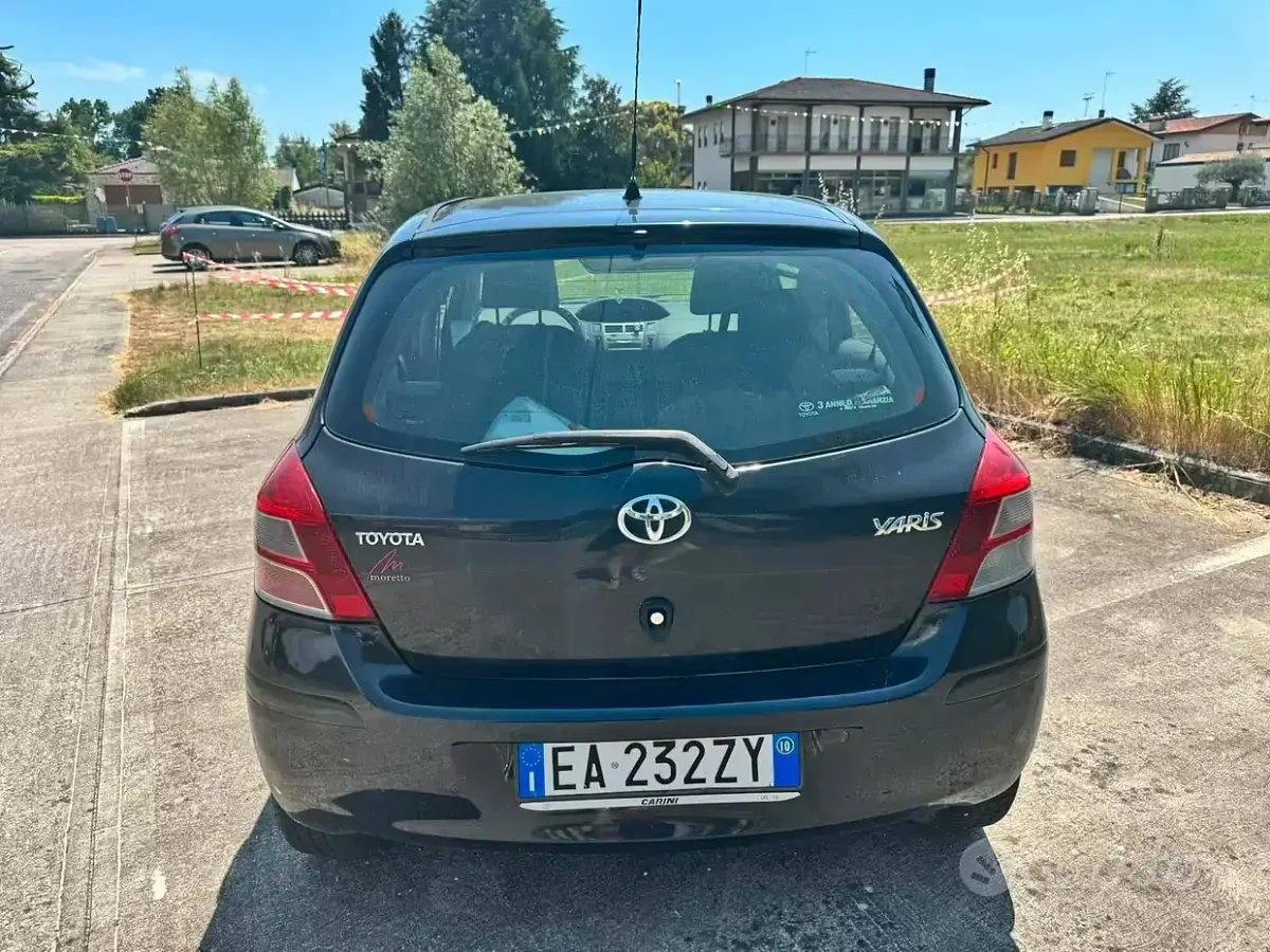 Usata Toyota Yaris 69 CV (50 kW) 2010 Nero Utilitaria