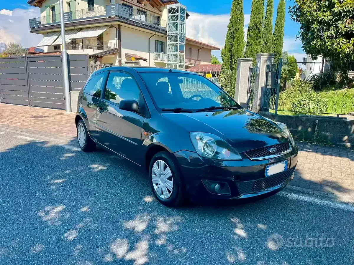 Usata Ford Fiesta Ghia 90 CV (66 kW) 2006 Utilitaria