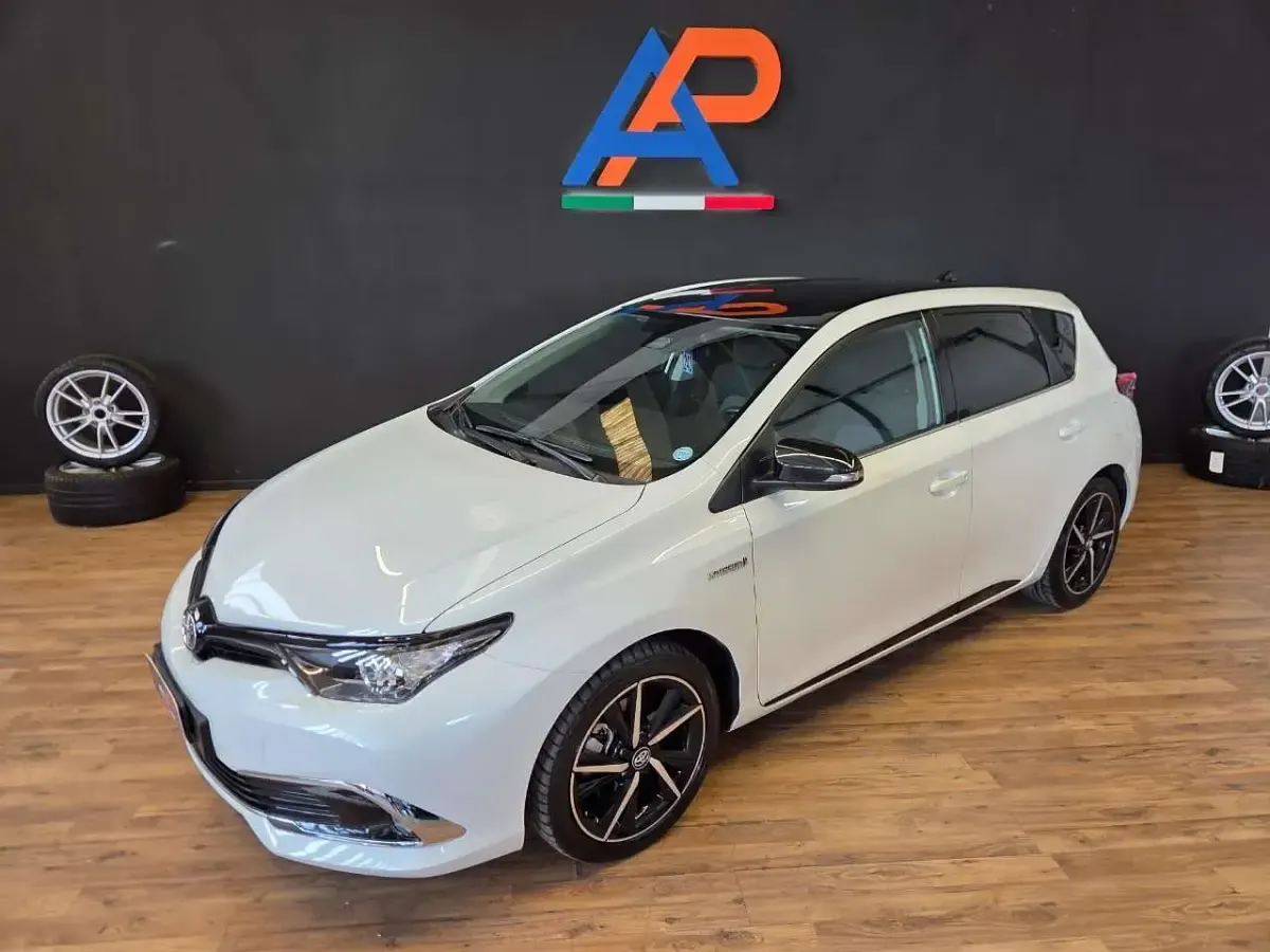 Usata Toyota Auris Hybrid Lounge 99 CV (72 kW) 2018 Bianco Berlina