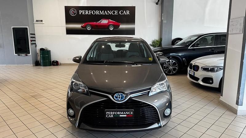 Usata Toyota Yaris Hybrid Active 73 CV (53 kW) 2016 Marrone Berlina