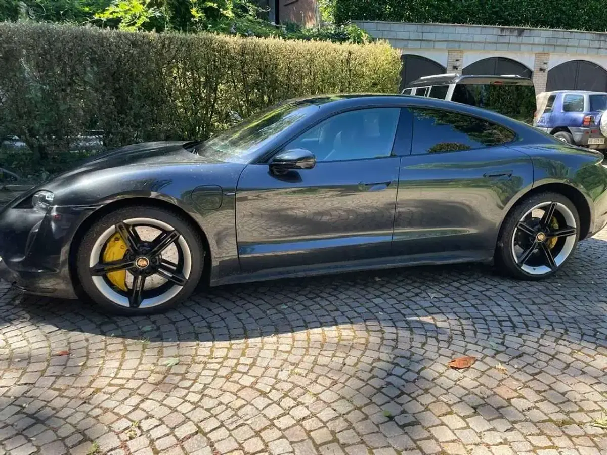 Usata Porsche Taycan 141 kW (193 CV) 2021 Grigio vulcano Berlina