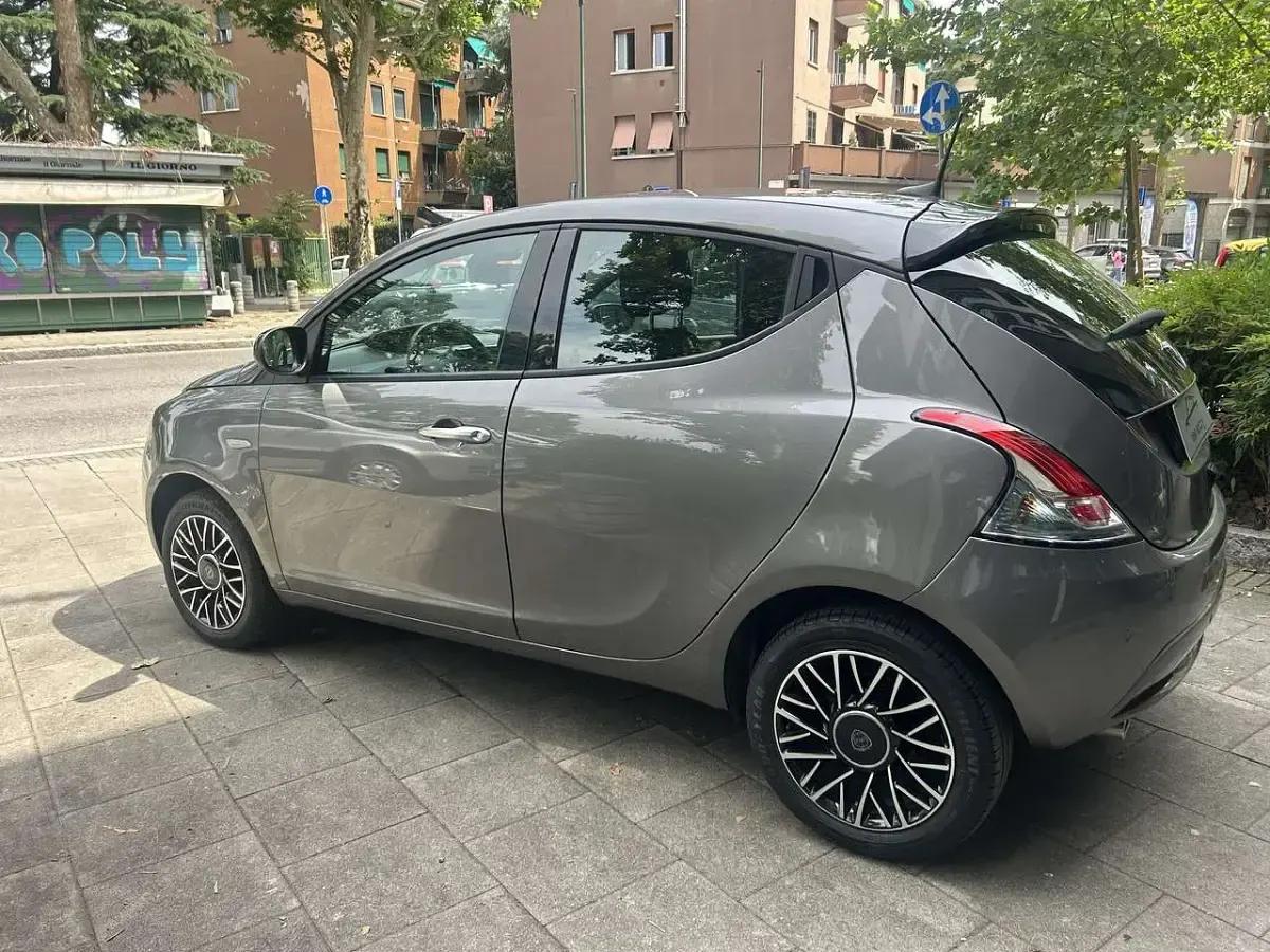 Usata Lancia Ypsilon Gold 69 CV (50 kW) 2024 Grigio Utilitaria