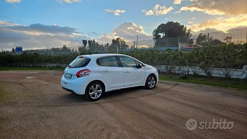 Usata Peugeot 208 Allure 68 CV (50 kW) 2015 Bianco Utilitaria