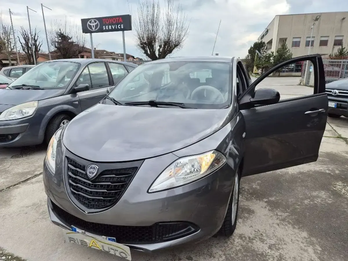 Usata Lancia Ypsilon 69 CV (50 kW) 2015 Grigio scuro Utilitaria