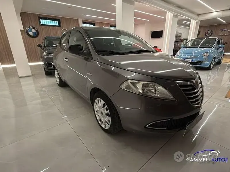 Usata Lancia Ypsilon 69 CV (50 kW) 2015 Grigio Utilitaria