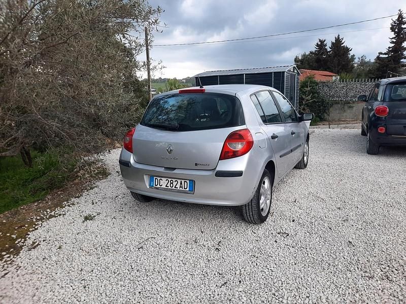 Usata Renault Clio II 74 CV (54 kW) 2006 Grigio Utilitaria