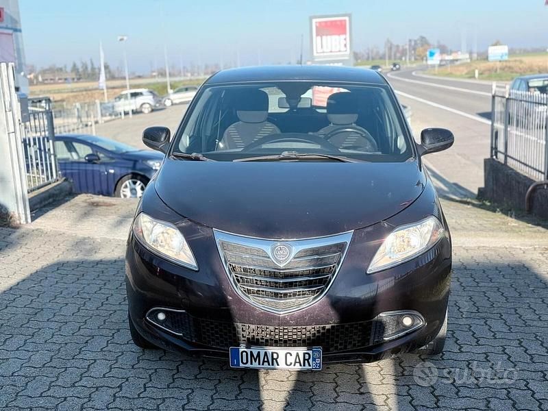 Usata Lancia Ypsilon 69 CV (50 kW) 2012 Viola Utilitaria