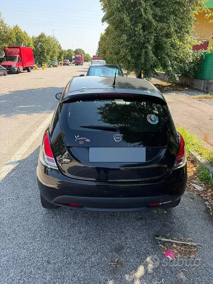 Usata Lancia Ypsilon 69 CV (50 kW) 2014 Nero Utilitaria
