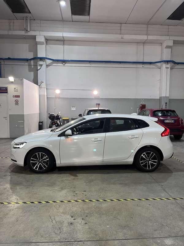 Usata Volvo V40 Business Edition 122 CV (89 kW) 2019 Berlina