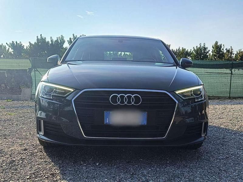 Grigio Usata 2017 Audi A3 Ambiente Tre volumi | 14.900 € (Buon prezzo) - Immagine 1/4
