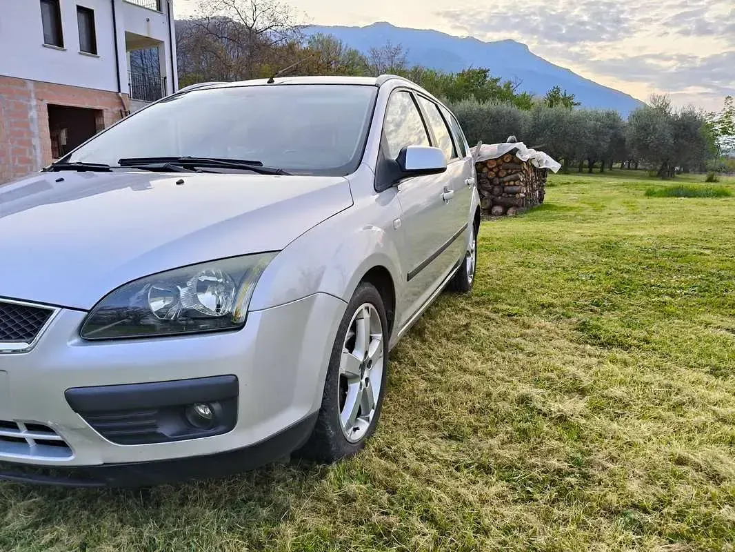 Usata Ford Focus Style 90 CV (66 kW) 2007 Argento Station wagon