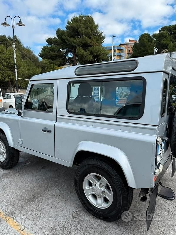 Käytetty Land Rover Defender 86 HP (63 kW) 2010 Harmaa Katumaasturi