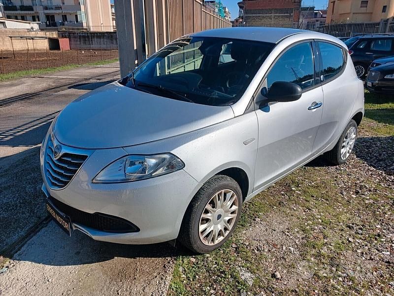 Usata Lancia Ypsilon Silver 85 CV (62 kW) 2013 Grigio Utilitaria