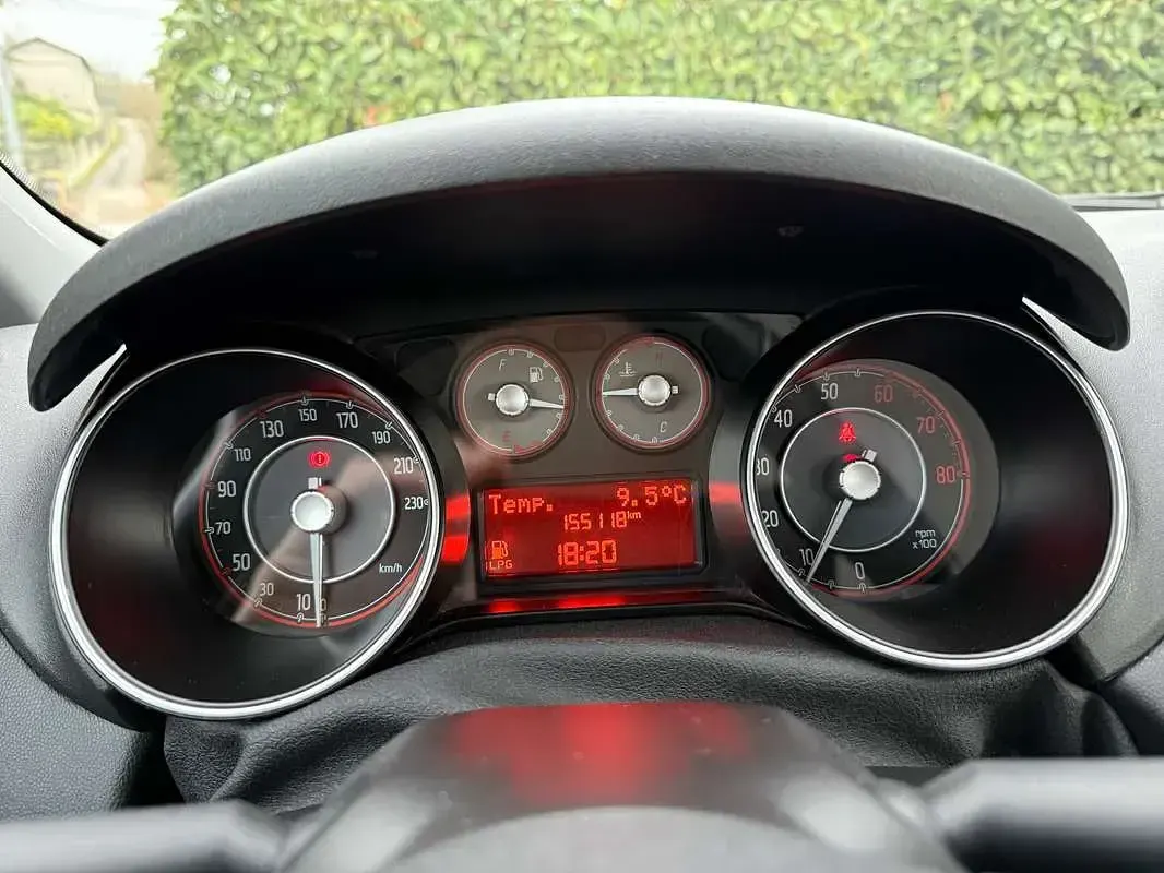 Usata Fiat Grande Punto 77 CV (56 kW) 2012 Bianco Utilitaria