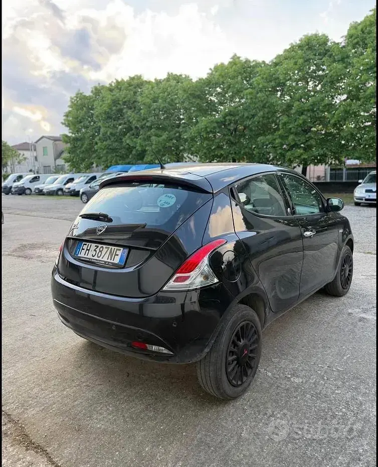 Usata Lancia Ypsilon Gold 80 CV (58 kW) 2017 Nero Utilitaria