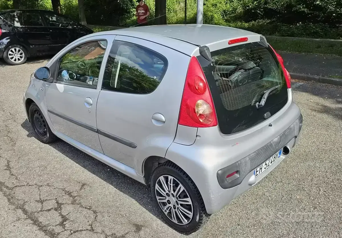 Usata Peugeot 107 Active 68 CV (50 kW) 2011 Grigio Utilitaria