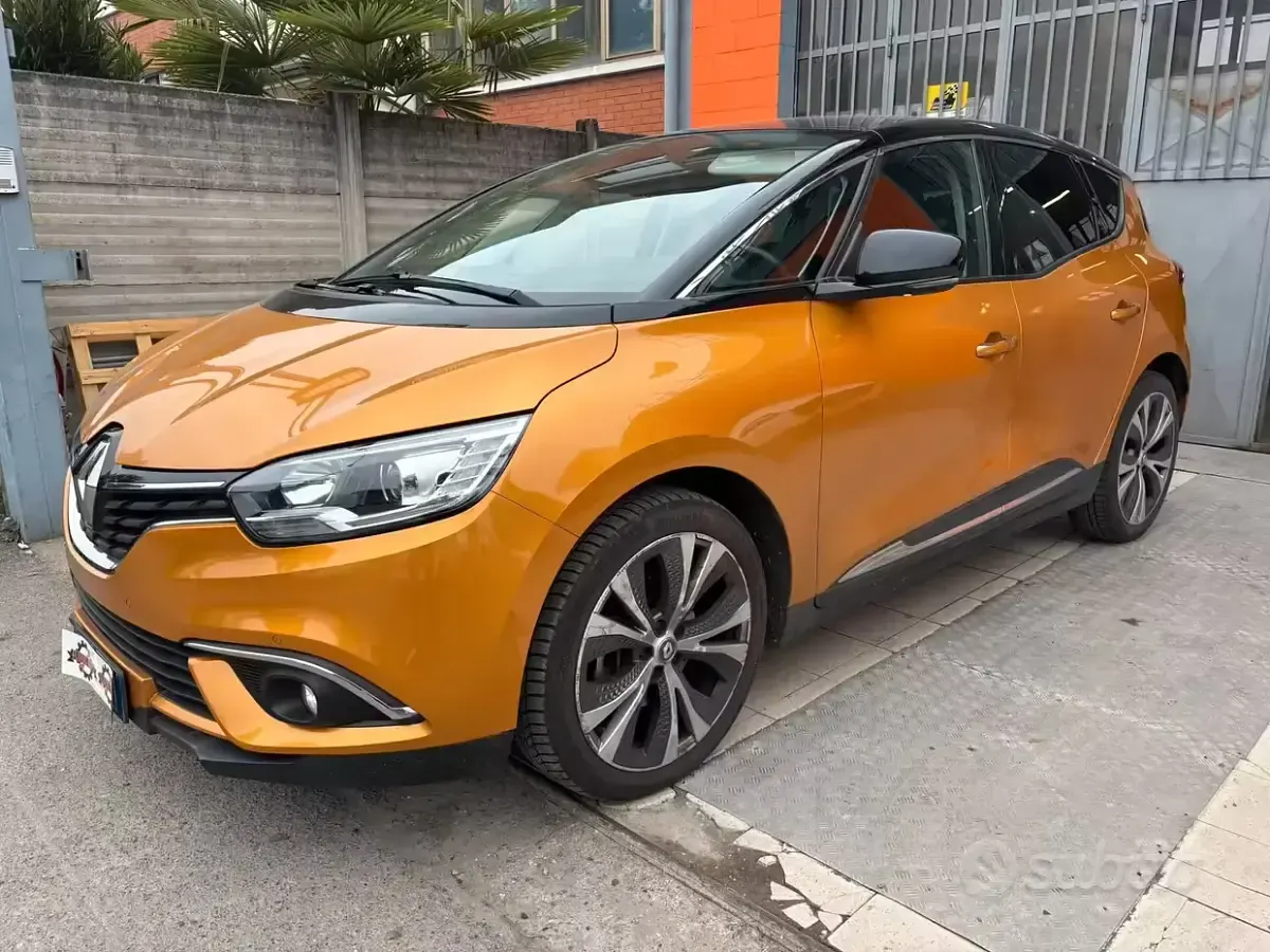 Usata Renault Scénic III Intens 110 CV (80 kW) 2017 Oro Monovolume